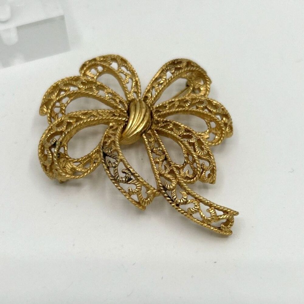 Vintage Trifari ribbon brooch pin vtg 1960s filigree ribbon pin Crown Trifari